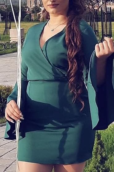 Elegantna mini haljina u smaragdno zelenoj boji. Kroj s preklopom