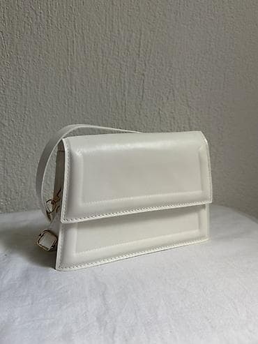 Elegantna bela ženska torbica – minimalistički dizajn - Materijal