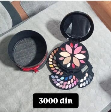 Višenamenska šminka set u kutiji na rasklapanje sa ogledalom. Sadrži