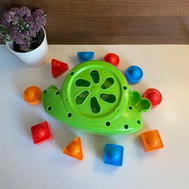 volan igracka za decu: Fisher Price muzicki interaktivni puz sa kockama razlicitog oblika — 3