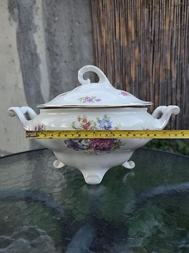 kotlić za gulaš: Porcelanska supijera sa poklopcem, dekorisana cvetnim motivima i — 2