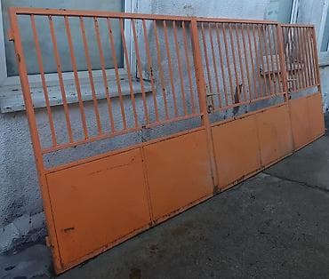 Metalna kolska dvokrilna kapija i kapija za ulaz ljudi i 9 metara