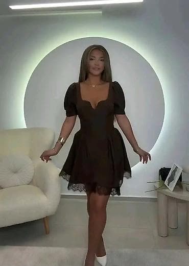 bez ranac: Elegantna kratka haljina s puf rukavima - Kroj: struk naglašen — 2