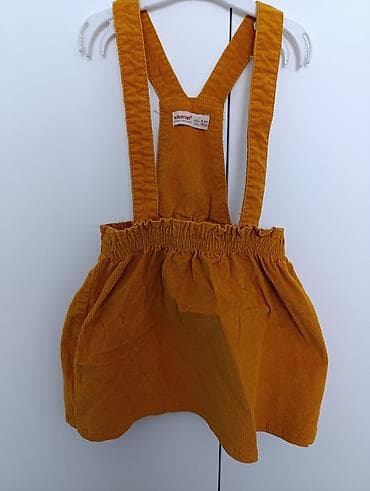 Slatka, oker žuta haljina od somota sa tregerima. Haljina je veličine