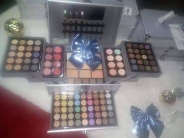 Šminka: *Miss Rose Veliki kofer sa sminkom* Sadrži: *94 senki  *12 ruzeva — 11