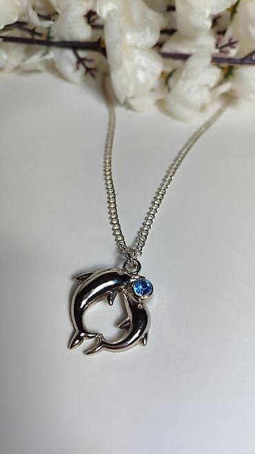 Ogrlice: Srebrnasti lančić sa priveskom – dva delfina u obliku srca - — 4