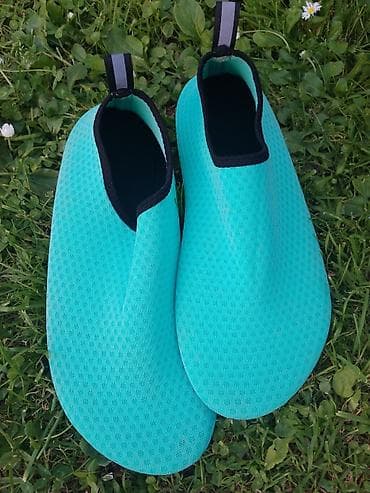 Par svetloplavih nazuvica za vodu sa crnim obrubom i petljom za