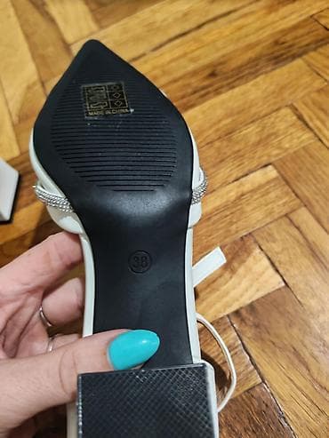 duze teksas jakne: Elegantne bele cipele sa niskom blok potpeticom i kaišem oko članka — 4