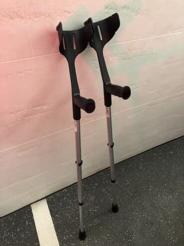 Donji delovi trenerke: Dve vrste štaka – komplet parova. 1) Pazušne štake (Underarm — 3