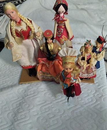 armani cipele: Kolekcija ukrasnih lutaka u narodnim nošnjama – set od više komada - — 4