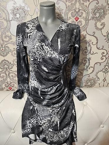 Elegantna ženska haljina sa animal printom i efektom preklopa.
S/M vel