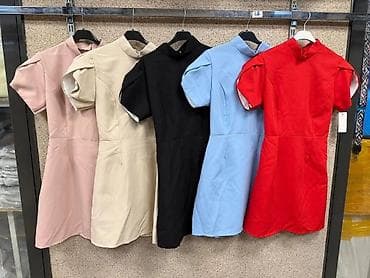 Haljine: Elegantna mini haljina sa puf rukavima i visokim okovratnikom - Kroj — 3