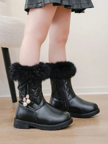 Gumene čizme: Cena:2500din Dostupni brojevi:38 Poručuje se isporuka za desetak — 24