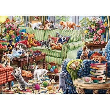 Puzzle 1500 elemenata – motiv razigranih mačića u dnevnoj sobi Opis