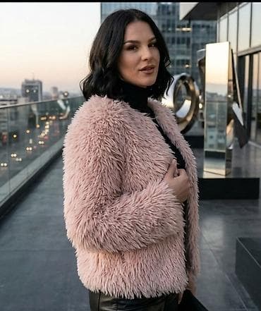 pull and bear prsluci: Ženska jakna od veštačkog krzna – puder roze boja - Kroj: kratka — 1