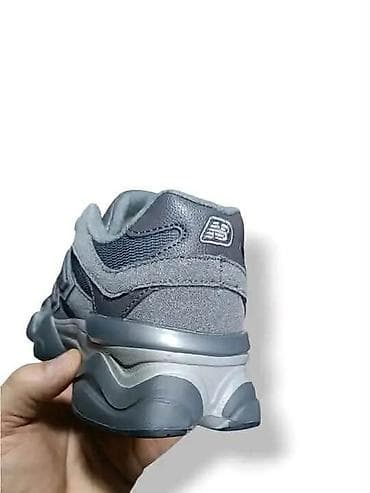 yvonne kone: New Balance patike – model sa masivnim đonom i „N” logotipom sa — 7