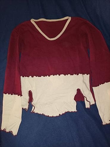 Na prodaju crveno bela bluza, M veličina, u super stanju