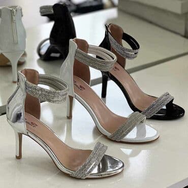 skechers svetlece sandale: Cena:3700din
Visina stikle 8cm — 1