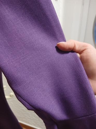 haljine s: Elegantna ljubičasta midi haljina sa volanima - Kroj: pripijena — 2