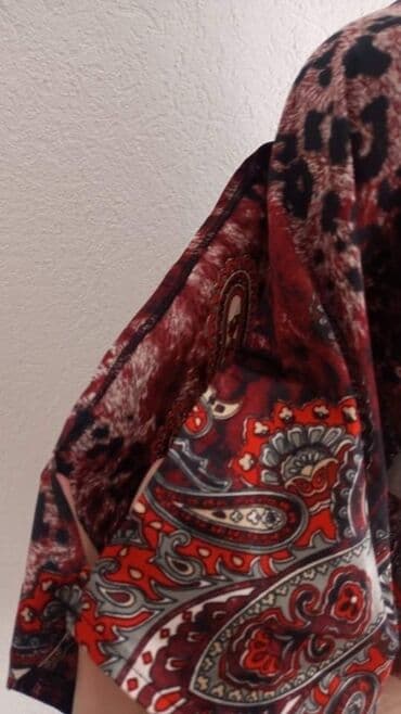 Košulje: Prelepa letnja bluza je nova, bez etikete.
Velicina M — 3