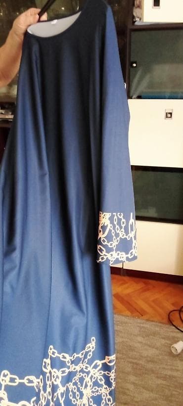 Duga haljina u tamnoplavoj boji sa printom lanaca - Model: ravna — 4