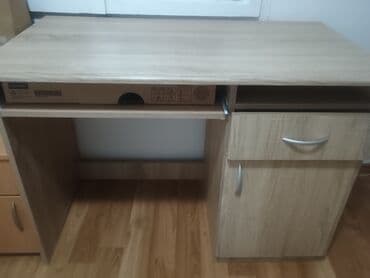 stolovi za vrtice: Radni/računarski sto od iverice u dekoru svetlog hrasta. - Prostrana — 1