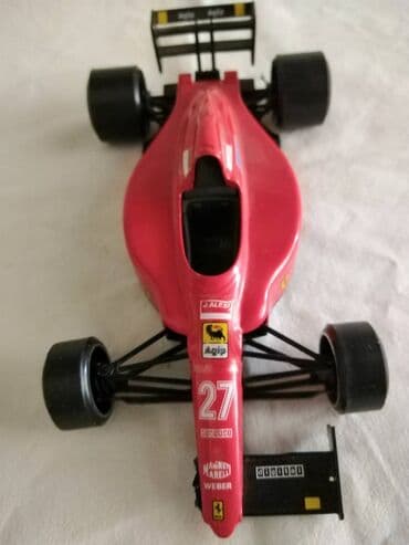 maketa automobila: Burago formula 1 Ferrari fali prednji desni spojler,zalepljena osovina — 2
