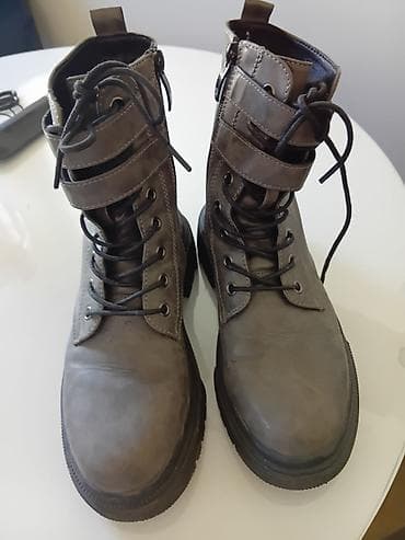 Ženske kožne gležnjače u sivoj boji, robusnog „combat“ stila. -