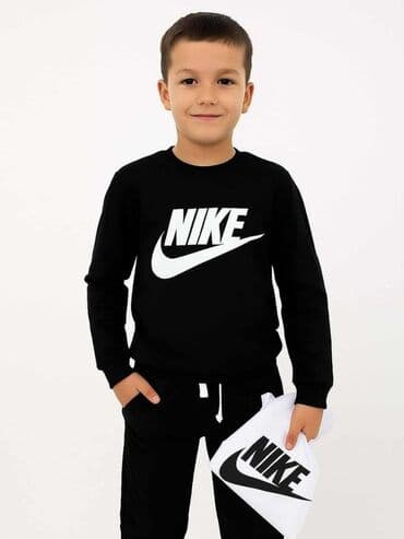 Komplet trenerke: Komplet dečije trenerke marke Nike. Sastoji se od dukserice dugih — 6