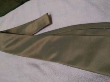 krem pantalone i crna kosulja: Kravata 
Hugu Boss — 11