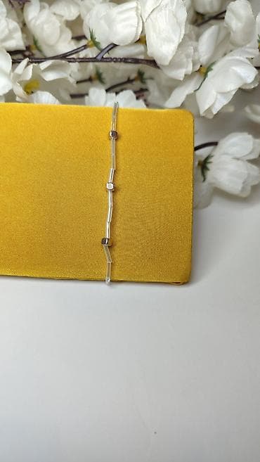 Minimalistička narukvica od perlica - Dizajn: tanka linijska na lalafo.rs Minimalistička narukvica od perlica - Dizajn: tanka linijska