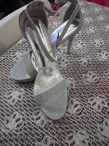 foot: Elegantne ženske sandale na štiklu – srebrne, sjajne - Model — 1
