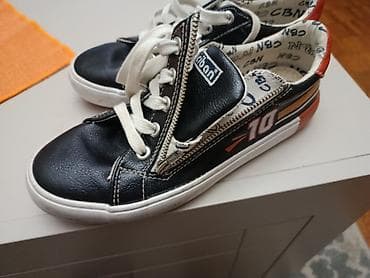 Prodajem kožne dečije patike marke Ciciban u odličnom stanju, jednom — 9