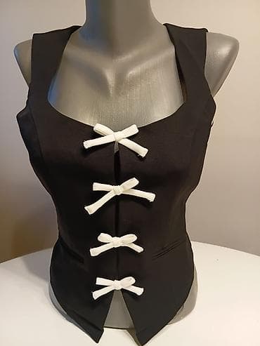 second hand jakne: Crni prsluk/top bez rukava sa dekorativnim mašnama - Model — 1