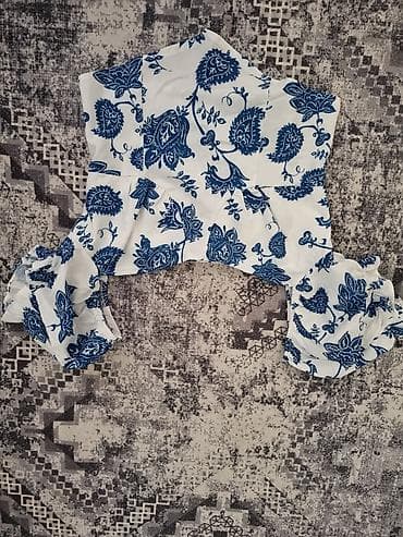 pull and bear rolke: Beli ženski top sa plavim floralnim printom - Model: kratki — 4