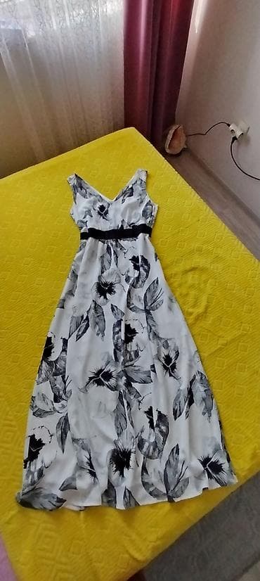 Prelepa maxi haljina brenda H&M, vel 42 ili L/XL, zakopčava se sa