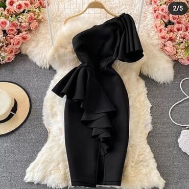 Pantalone, Farmerke, Šortsevi: Haljina na jedno rame sa slicem i karnerima sa elastinom. Puder — 2