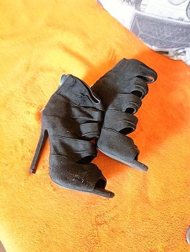 baletanke solo: Crne ženske sandale na visoku štiklu - Model: peep-toe sandale sa — 1