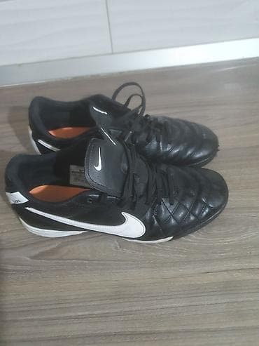 farmerke na tregere muske: Nike original.Cista koza.Stanje super.ima jednu malu oderotinu — 10