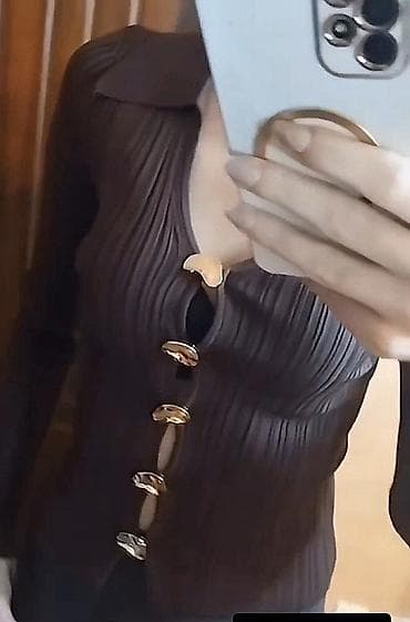 usni: Bluza od trikotaže/Viskoze sa zlatnim detaljima – Univerzalan — 3