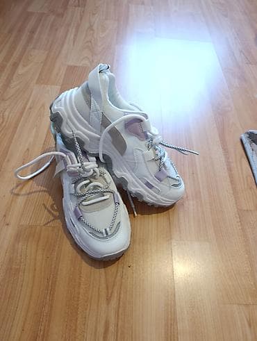 Debele modne patike – bele sa bež i svetloljubičastim detaljima -