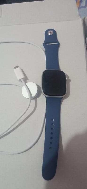 satovi swatch: Apple Watch sa sportskom narukvicom (plava) i magnetnim punjačem. Nov — 1