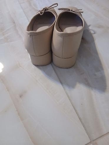 Balerine u bež boji sa kvadratnim vrhom i mašnicom na prednjem delu