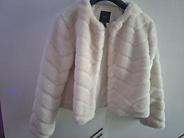 FOREVER 21 ženska bunda od veštačkog krzna - Model: kratka