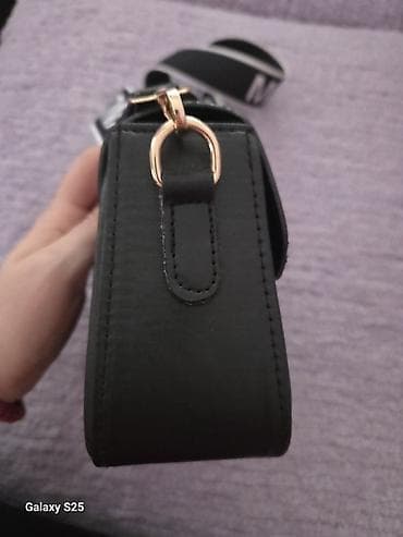 ženske torbe doca: Crna ženska torbica preko ramena sa širokim, podesivim kaišem. Prednji — 9