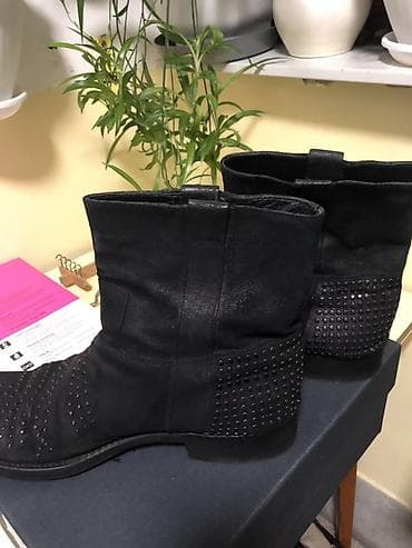 Sandale i papuče: Crne kožne čizme sa nitnama - Materijal: prirodna koža, spolja i — 2