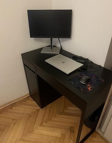 jysk ormari za hodnik: Ikea MICKE radni sto, crnosmeđa boja. Dimenzije: 105 × 50 cm. - — 1