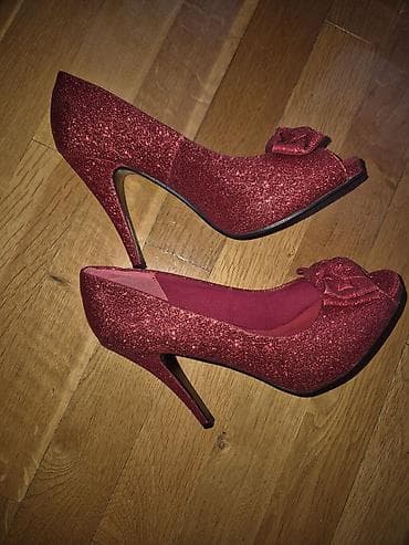 patike sa zaobljenim djonom: Crvene šljokičaste ženske salonke sa otvorenim prstima i mašnom na — 4