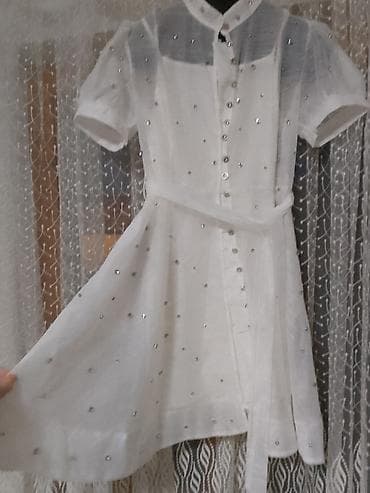 Venčanice i aksesoari: Elegantna bela haljina košulja-kroja sa sjajnim detaljima. - — 1