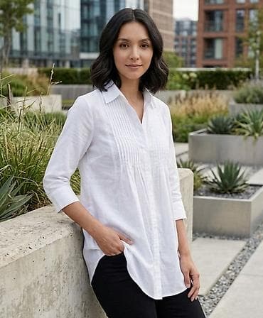 Bela ženska košulja-tunika od laganog materijala, klasičnog kroja sa